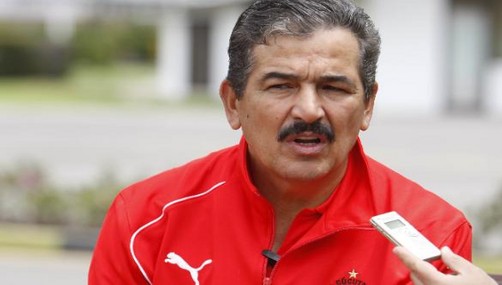 Jorge Luis Pinto admirado por juego de Perú