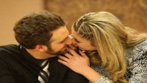 'Peluchín' y Sofía Franco celebraron aniversario con un beso