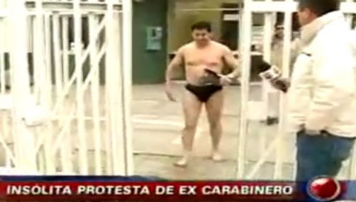 Chile: Carabinero protestó de una manera muy singular