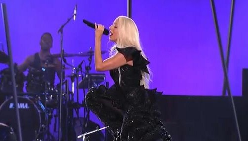 Lady Gaga canta 'You and I' nuevo single en vivo (video)