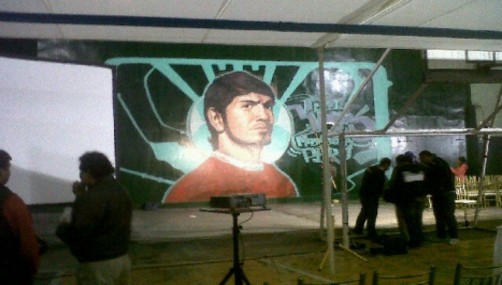 Hinchas pintan graffiti de Juan Vargas