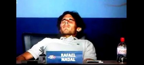 VIDEO: Nadal sufre calambre durante conferencia de prensa