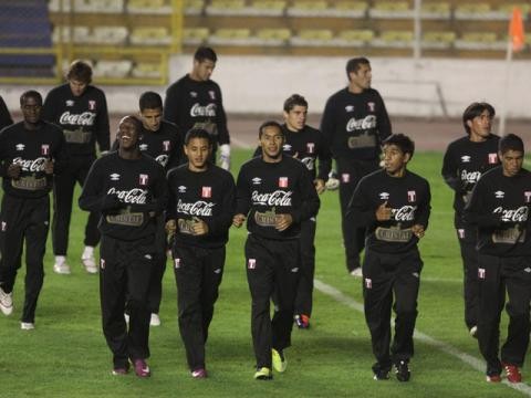 Selección peruana reconoció el estadio Hernando Siles de La Paz