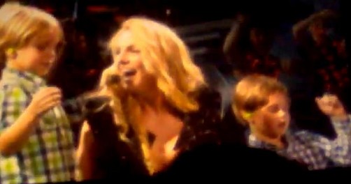Britney Spears lleva a sus hijos a su concierto en Croacia (video)