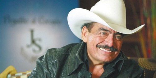 Joan Sebastian cae del caballo durante su show