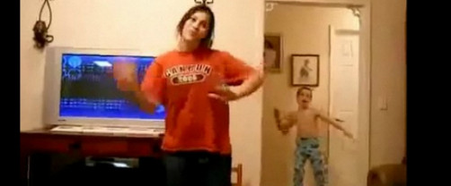 VIDEO: pequeño arruina video de baile de su hermana