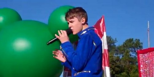 Justin Bieber lleva su Mistletoe al Desfile de Navidad de Disney (video)