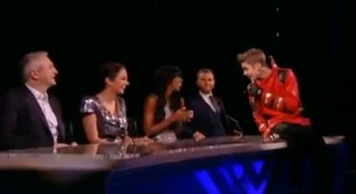Justin Bieber coquetea con los jueces de 'Factor X' (Video)