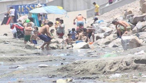 Playa Agua Dulce: Niños nadan y juegan en poza con basura y orines
