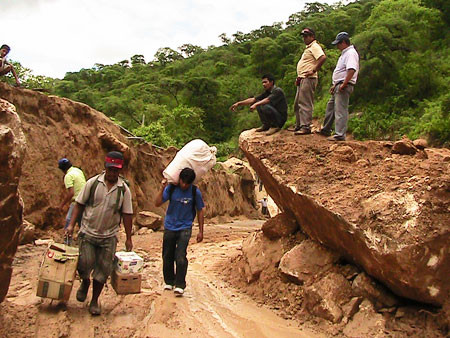 Indeci coordina atención de emergencias en Pasco y Apurimac