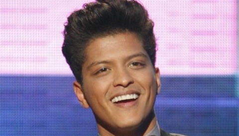 Bruno Mars usa margarina para peinarse