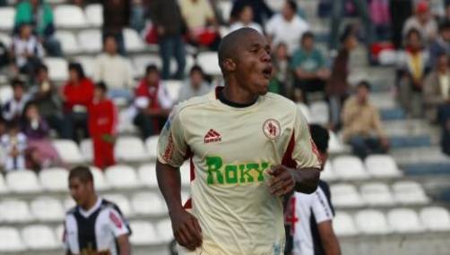 Luis Perea regresaría al fútbol peruano