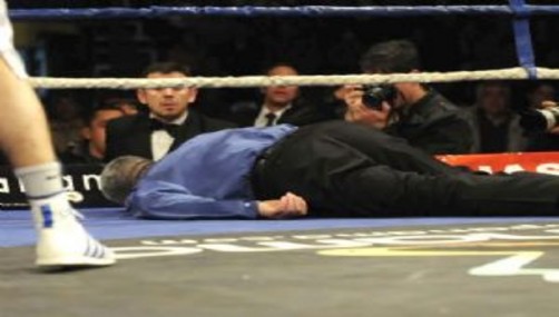 Video: Un árbitro de box se desmaya en plena pelea