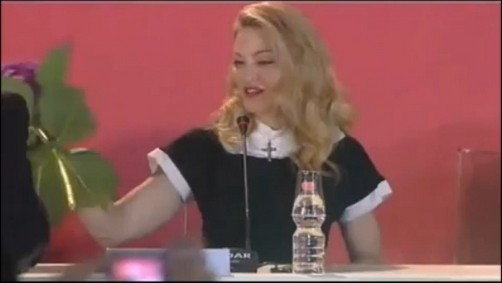 Video: Madonna rechaza regalo de un fan