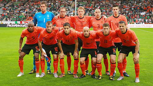 Holanda venció a Finlandia (2-0) y ya está casi clasificado a la Euro 2012