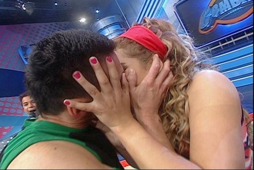 Michelle Soifer y el Conejo Rebosio confirman romance con un beso en Combate