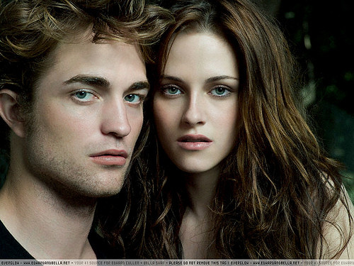 Kristen Stewart se comporta como la madre de Robert Pattinson