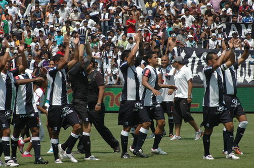 Alianza Lima y Colo Colo chocan hoy en Santiago