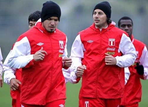 Pizarro y Vargas se encuentran satisfechos con el campo del Estadio Nacional