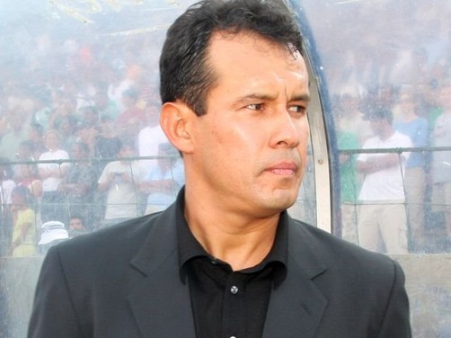 Juan Reynoso desea suerte al 'Mago'