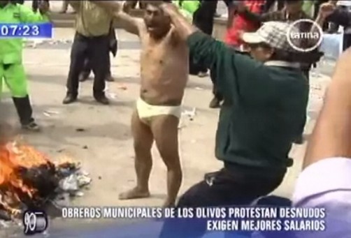 Obrero protesta desnudo exigiendo un aumento de sueldo