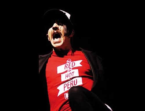 MTV EMA 2011: Vocalista de Red Hot Chili Peppers sigue usando polo del Perú