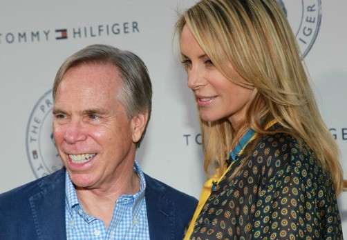 La mujer de Tommy Hilfiger diseña bolsos