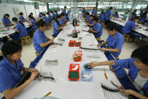 China: Baja en manufacturas se suma a caída de industria de servicios