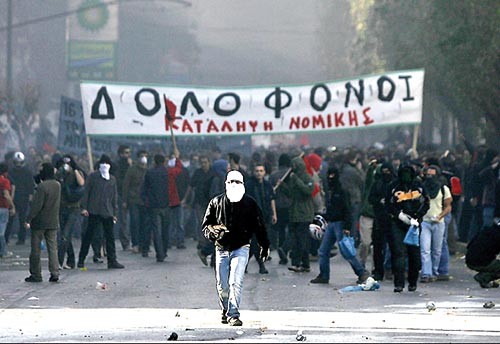 Grecia conmemora la muerte de un adolescente con violentas protestas