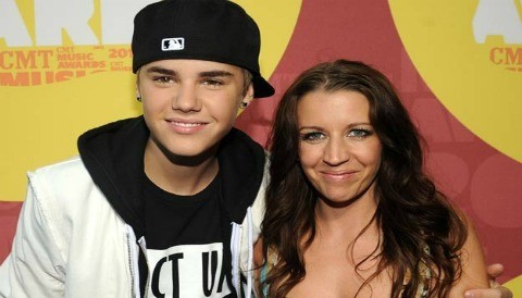 La madre de Justin Bieber prepara sus memorias