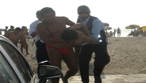 Serenos de Barranco y PNP rescatan del mar a cuatro bañistas en playas 'Sombrillas' y 'Los Yuyos'