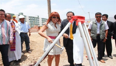 Magaly es aclamada por obreros de construcción civil y vecinos de Santa Clara