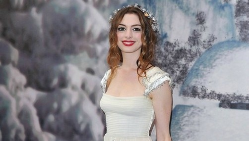 Anne Hathaway en el 'The White Fairy Tale Love Ball'