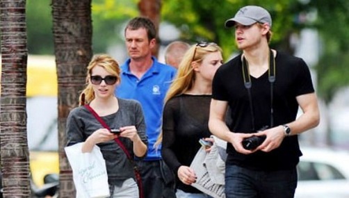 Emma Roberts y Chord Overstreet hacen publica su relación