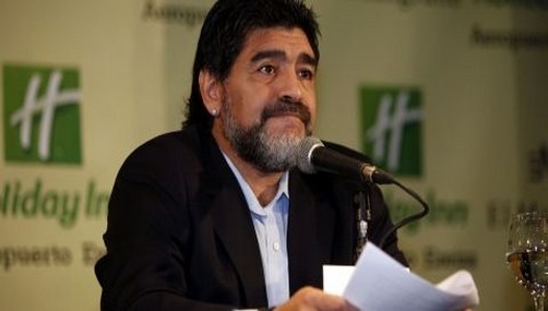 Público exigió la vuelta de Maradona en el Argentina - Colombia