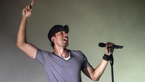 Enrique Iglesias se muestra solidario en Ecuador (fotos)