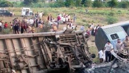 India: Más de 30 muertos deja choque de un tren con un autobús