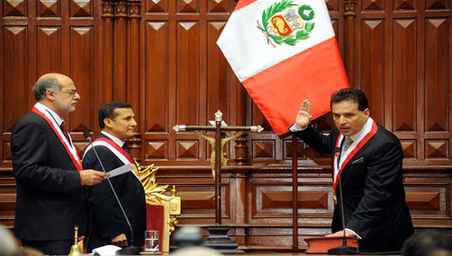 Daniel Abugattás critica juramentación de vicepresidentes