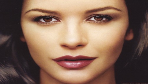 Catherine Zeta-Jones intenta dejar el cigarrillo