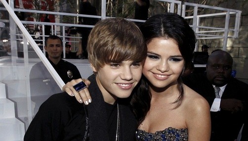 Justin Bieber y Selena Gomez se lucen enamorados en los Teen Choice