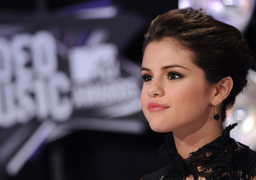 Selena Gómez se hace su primer tatuaje (video) Selena Gómez se hace su primer tatuaje (video)