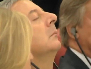 Titular de Fomento español se duerme en plena conferencia