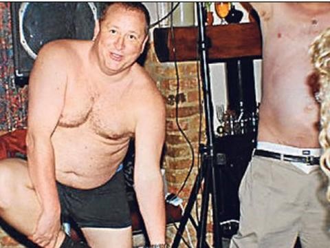 Presidente del Newcastle se desnuda en onomástico