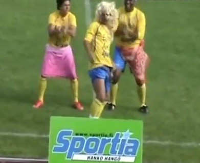 Jugador brasileño celebra su gol bailando el Waka-Waka