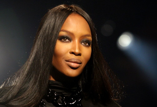 Naomi Campbell luce irreconocible