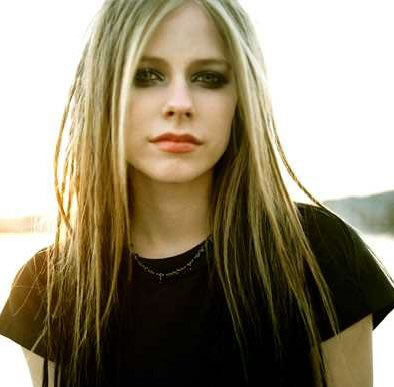 Avril Lavigne fue atacada por cinco personas en un bar