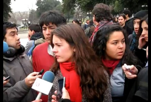 Estudiantes chilenos intentan tomar Municipio de Santiago