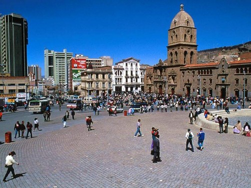 Treinta mil peruanos comienzan a regular su situación migratoria en Bolivia