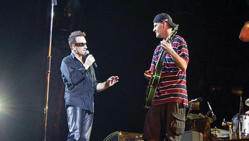 U2 le cumple un sueño a un guitarrista ciego (video)