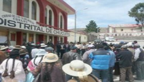 Puno: Tenientes agredieron a chicotazos a alcalde y esposa